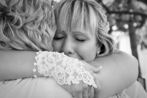 Menyasszony sírva öleli át az édesanyját az esküvőn