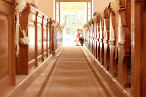 Templom bejáraton esküvő alatt beömlő fény