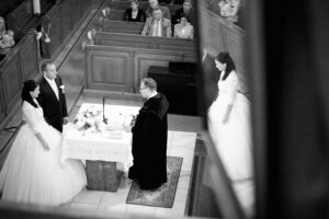 Menyasszony és vőlegény a templomi esküvőn az oltár előtt